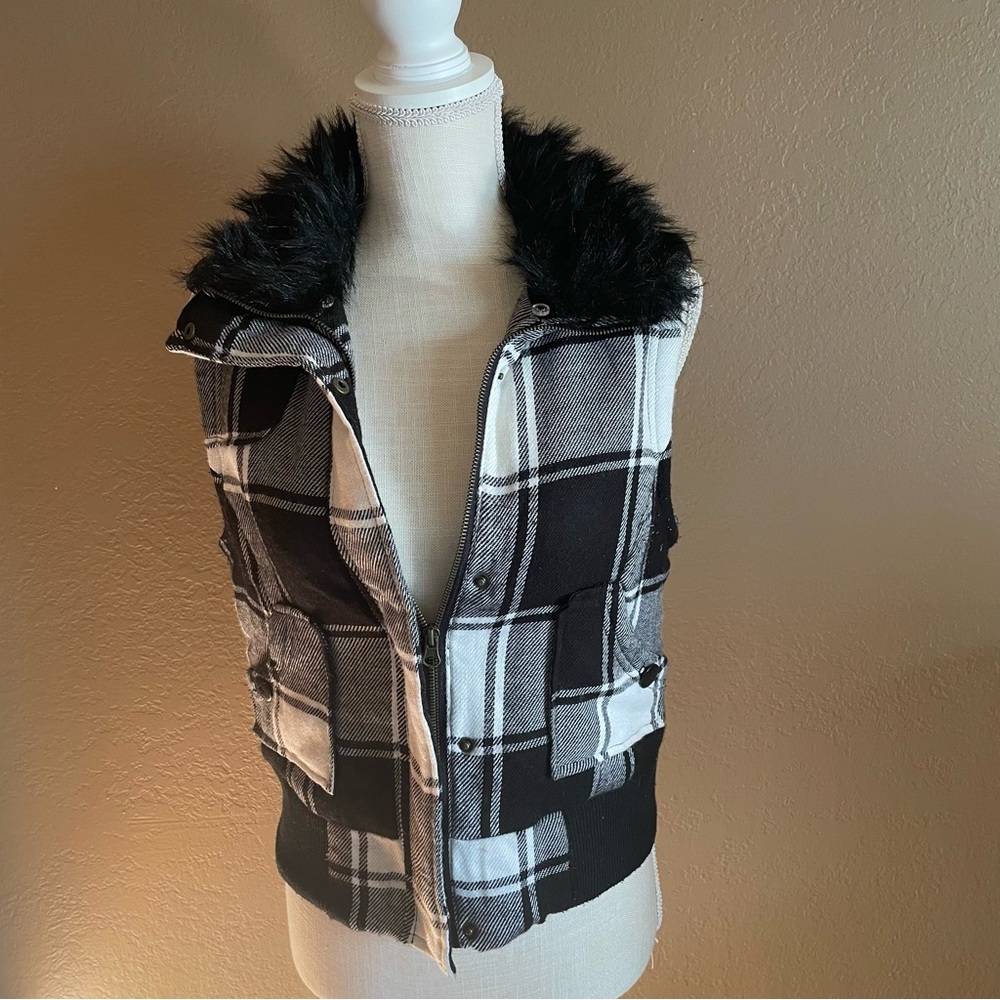 Mudd - Black and White Vest with furry removable collar.